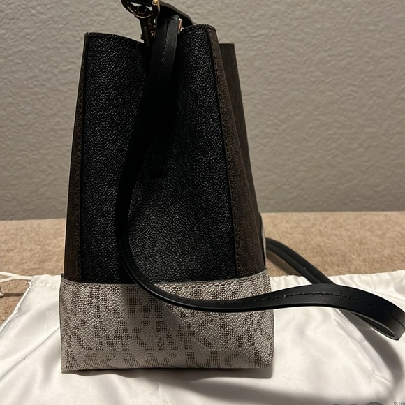 Adorable Michael Kors bucket bag - Picture 3 of 4
